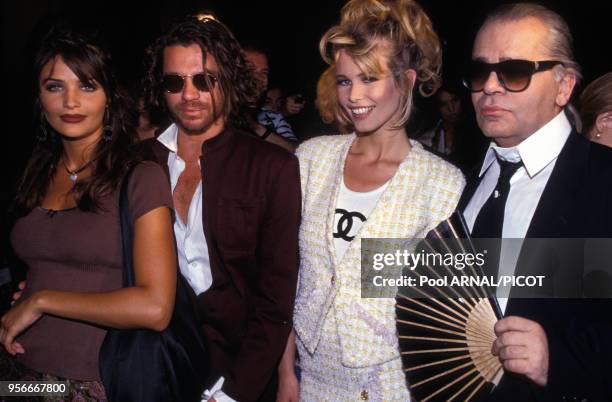 Helena Christensen, Michael Hutchence, Claudia Schiffer et Karl Lagerfeld lors du défilé haute couture de Chanel en juillet 1992 à Paris, France.