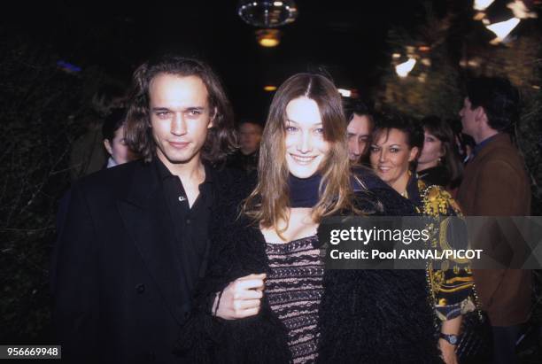 Vincent Perez et Carla Bruni lors de la soirée des Trophées de film français en janvier 1994 à Paris, France.