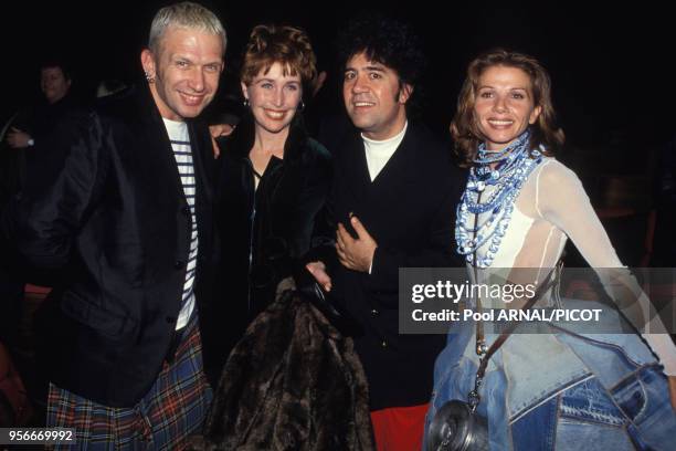 Jean-Paul Gaultier, Victoria Abril et Pedro Almodovar à la 1ère du film 'Kika' en janvier 1994 à Paris, France.