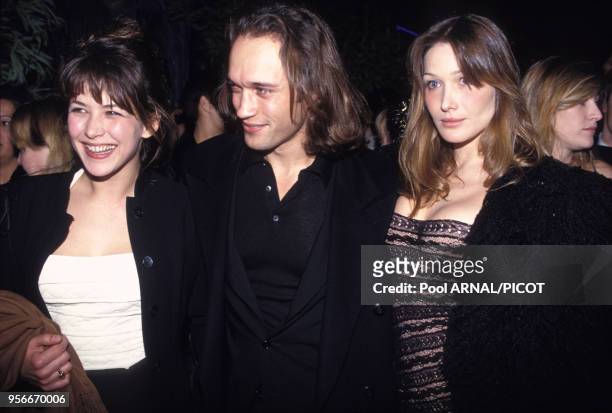 Sophie Marceau, Vincent Perez et Carla Bruni lors de la soirée des Trophées de film français en janvier 1994 à Paris, France.