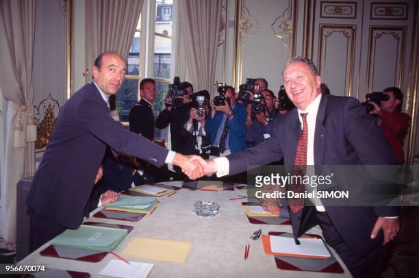 Le Premier ministre Alain Juppé serre la main de Jean Gandois, à droite, lors des entretiens entre le gouvernement et les partenaires sociaux le 4...