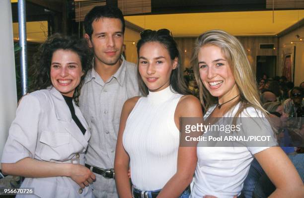 Christine Lemler, Olivier Carreras, Vanessa Demouy et Cachou au tournoi de tennis de Roland Garros le 1er juin 1994, Paris, France.
