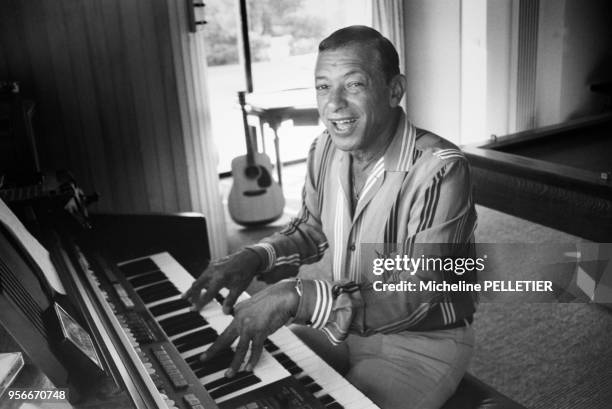 Portrait du chanteur Henri Salvador jouant du piano en novembre 1982 en France.