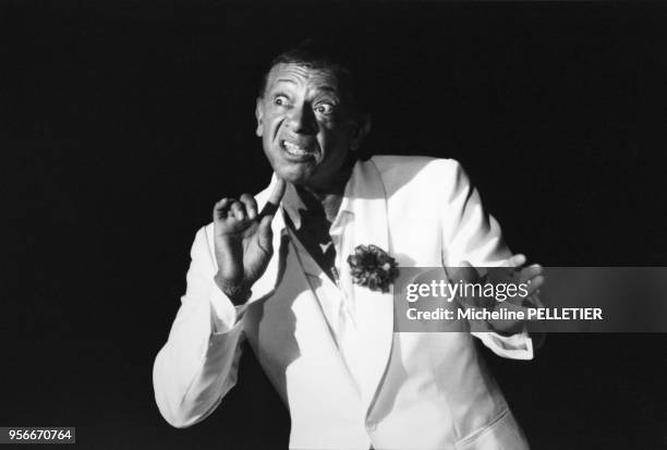 Portrait du chanteur Henri Salvador sur scène le 3 novembre 1982 à Paris, France.