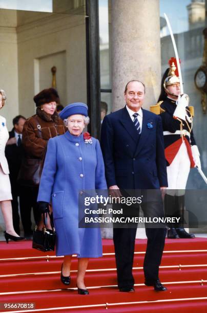 La reine Elizabeth II et le Président Chirac sortent de l'Elysée à l'issue d'un déjeuner lors de la commémoration du 80ème anniversaire de la...