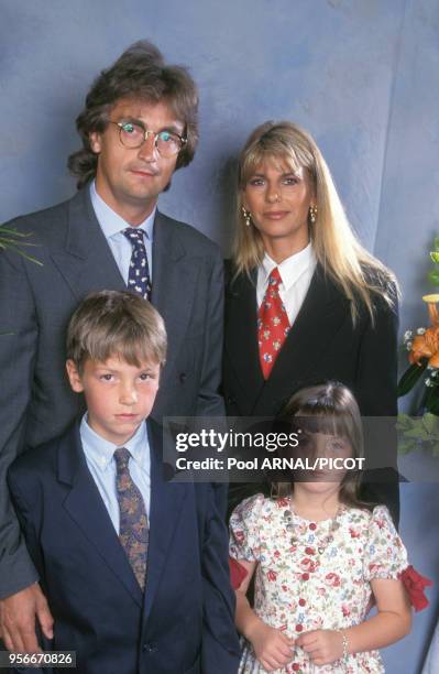 Henri Leconte avec ses enfants Maxime et kelly ainsi que sa compagne au tournoi de tennis de Roland Garros le 3 juin 1994, Paris, France.