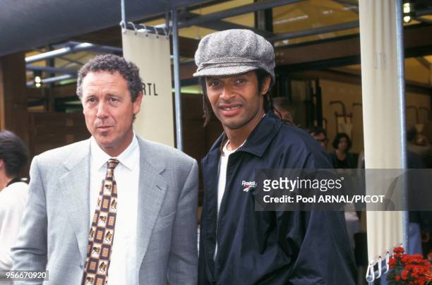 Guy Drut et Yannick Noah au tournoi de tennis de Roland Garros en juin 1995, Paris, France.