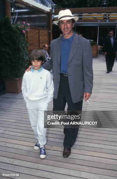 Christophe Malavoy et son fils au tournoi de tennis de Roland Garros en juin 1995, Paris, France.