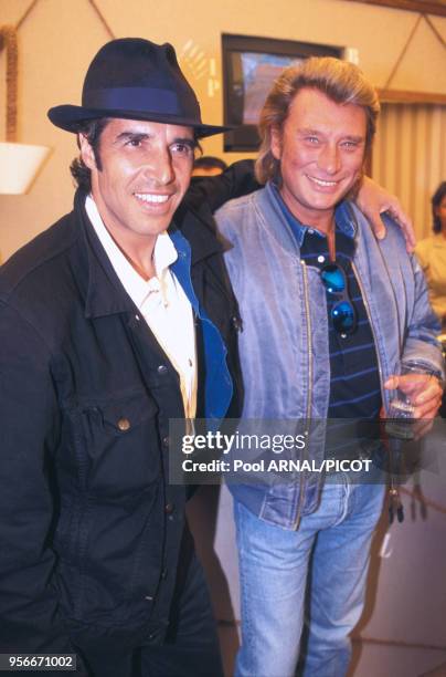 Julien Clerc et Johnny Hallyday au tournoi de tennis de Roland Garros en juin 1995, Paris, France.