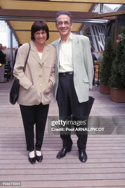 François de Closets et sa femme au tournoi de tennis de Roland Garros en juin 1995, Paris, France.