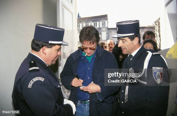 Christophe Lambert signat des autographes à des policiers lors du Festival du Film Policier de Cognac en avril 1992, France.