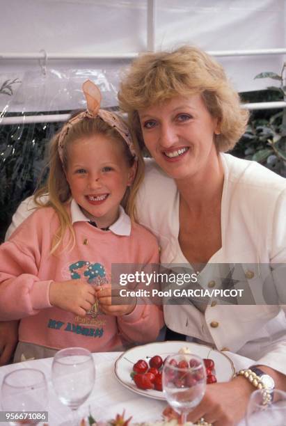 Charlotte de Turckheim et sa fille Julia à Roland Garros en juin 1990 à Paris, France.