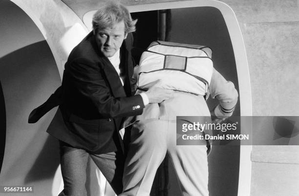 Roger Moore et Richard Kiel sur le tournage du James Bond 'Moonraker' réalisé par Gilbert Lewis en aout 1978, Royaume-Uni.