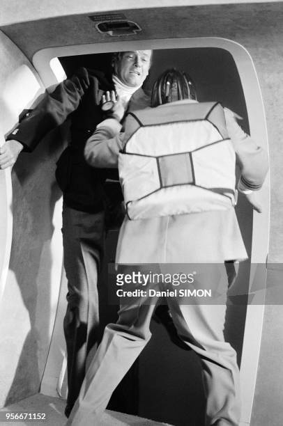 Roger Moore et Richard Kiel sur le tournage du James Bond 'Moonraker' réalisé par Gilbert Lewis en aout 1978, Royaume-Uni.