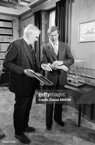 Roger Moore et Desmond Llewelyn sur le tournage du James Bond 'Moonraker' réalisé par Gilbert Lewis en aout 1978, Royaume-Uni.
