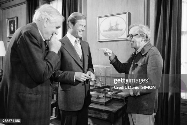 Desmond Llewelyn, Roger Moore et le réalisateur Gilbert Lewis sur le tournage du James Bond 'Moonraker' en aout 1978, Royaume-Uni.