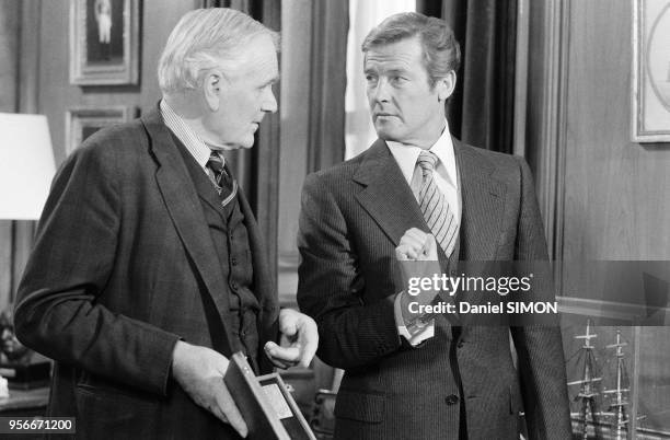 Roger Moore et Desmond Llewelyn sur le tournage du James Bond 'Moonraker' réalisé par Gilbert Lewis en aout 1978, Royaume-Uni.