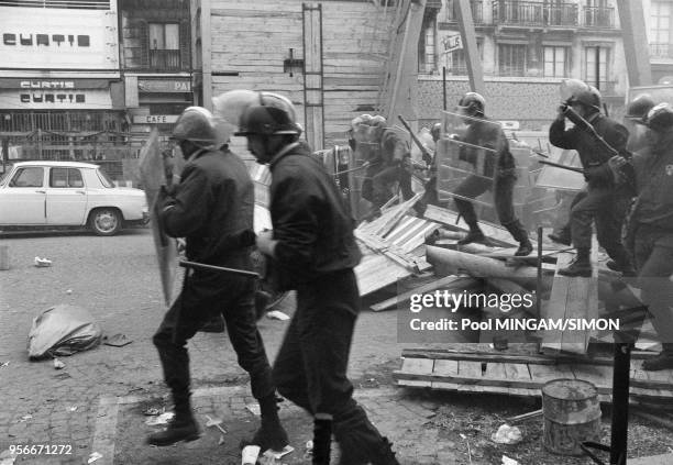 Charge de CRS lors des affrontements entre manifestants et forces de l'ordre dans le quartier de La Bastille après la dislocation du cortège du 1er...