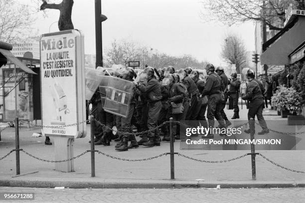 Lors des affrontements entre manifestants et forces de l'ordre dans le quartier de La Bastille après la dislocation du cortège du 1er mai, Paris,...