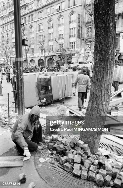 Voitures renversées lors des affrontements entre manifestants et forces de l'ordre dans le quartier de La Bastille après la dislocation du cortège du...