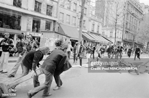 Construction d'une barricade lors des affrontements entre manifestants et forces de l'ordre dans le quartier de La Bastille après la dislocation du...