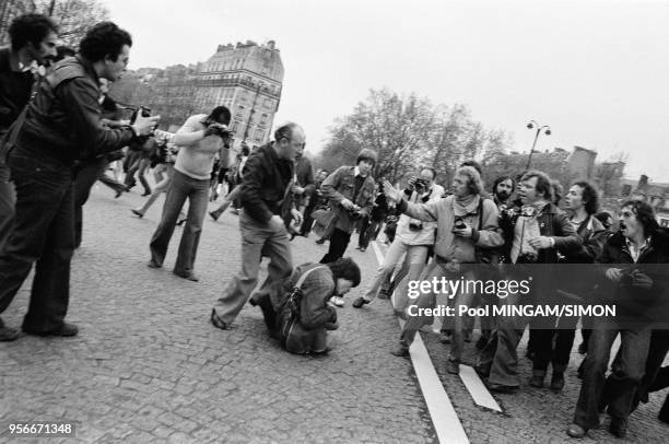 Un photographe se fait agressé lors des affrontements entre manifestants et forces de l'ordre dans le quartier de La Bastille après la dislocation du...