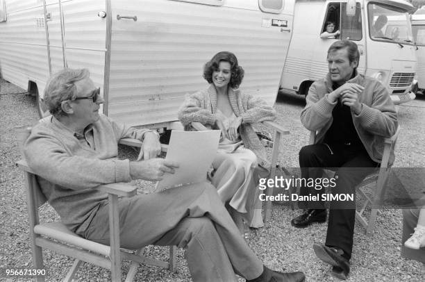 Le réalisateur Gilbert Lewis en compagnie de Corinne Clery et Roger Moore sur le tournage du James Bond 'Moonraker' en janvier 1979 à Paris.