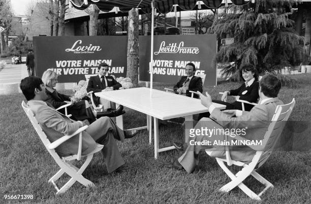 Moment de détente pour les commerciaux d'un promoteur immobilier lors de la Foire de Paris le 2 mai 1978, France.