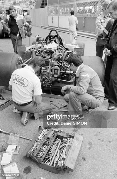 Mécaniciens lors du Grand Prix de Monaco de Formule 1, le 7 mai 1978 à Monte Carlo, Monaco.