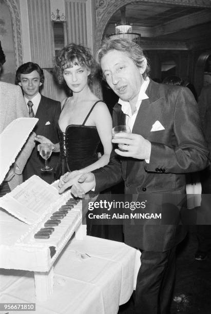 Serge Gainsbourg fête ses 20 ans de carrières en compagnie de Jane Birkin à Paris le 12 avril 1978, France.