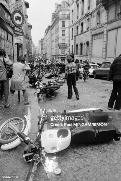 Une moto en feu lors des affrontements entre manifestants et forces de l'ordre dans le quartier de La Bastille après la dislocation du cortège du 1er...