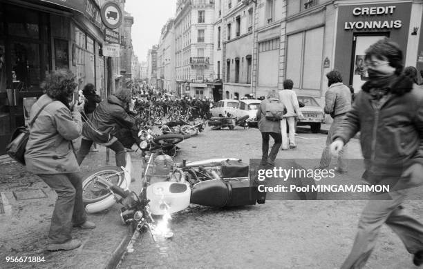 Une moto en feu lors des affrontements entre manifestants et forces de l'ordre dans le quartier de La Bastille après la dislocation du cortège du 1er...