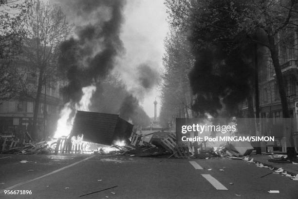 Barricade en feu lors des affrontements entre manifestants et forces de l'ordre dans le quartier de La Bastille après la dislocation du cortège du...