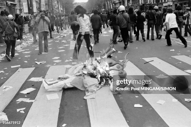 Affrontements entre manifestants et forces de l'ordre dans le quartier de La Bastille après la dislocation du cortège du 1er mai, Paris, France.
