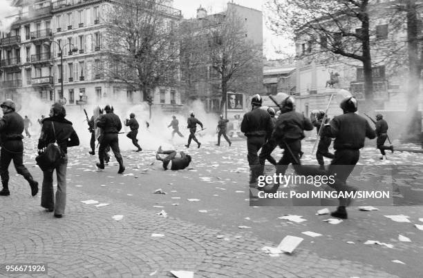 Charge de CRS lors des affrontements entre manifestants et forces de l'ordre dans le quartier de La Bastille après la dislocation du cortège du 1er...