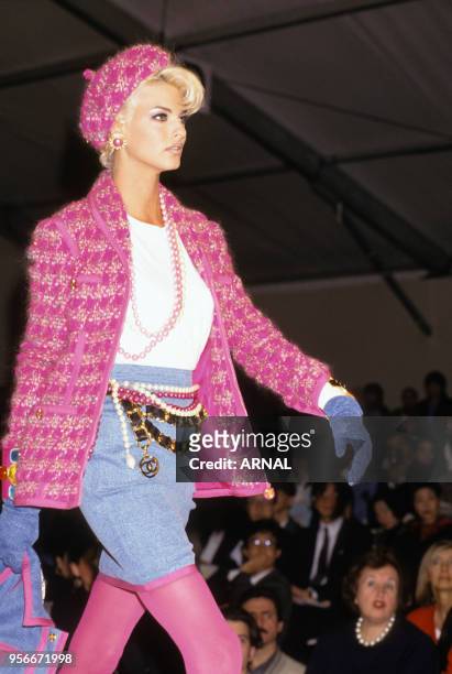 Linda Evangelista Chanel Photos and Premium High Res Pictures - Getty ...