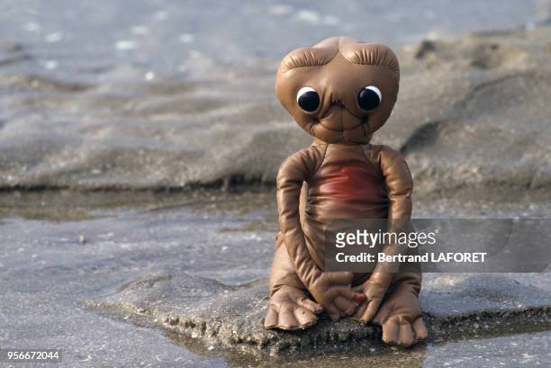 Peluche de E.T. L'extra-terrestre - film de Steven Spielberg - sur la plage au festival du cinéma américain de Deauville le 7 septembre 1982 en...