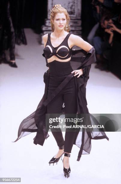 Top model en pantalon et soutien-gorge lors du défilé Jean Paul Gaultier Prêt-à-porter Printemps-Eté 1993 en octobre 1992 à Paris, France.