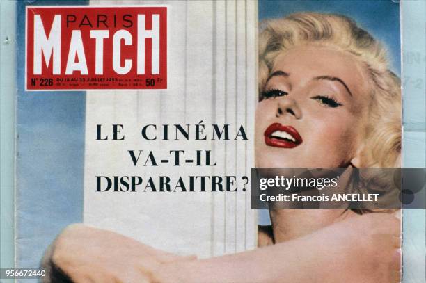 Numéro ancien de ?Paris Match? avec Marilyn Monroe en couverture, dans une librairie en France.
