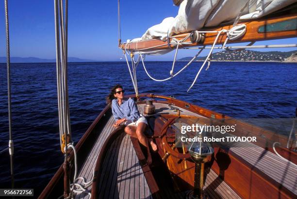 Portrait de la navigatrice française Florence Arthaud, au large de l'île de Porquerolles, dans le Var, France.