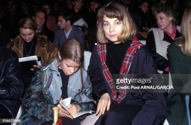 La chanteuse Elli Medeiros et sa fille Calypso lors des défilés Prêt-à-porter Printemps-Eté 1993 en octobre 1992 à Paris, France.