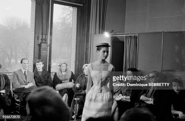 Actrice américaine Audrey Hepburn assistant à un défilé de mode à Paris, France.