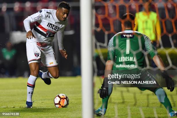Reinaldo of Brazils Sao Paulo, vies for the ball with goalkeeper Jeremias Ledesma of Argentina's Rosario Central, during their 2018 Copa Sudamericana...