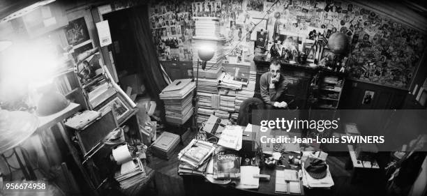 Le photographe français Jean-Philippe Charbonnier dans son bureau, en France.