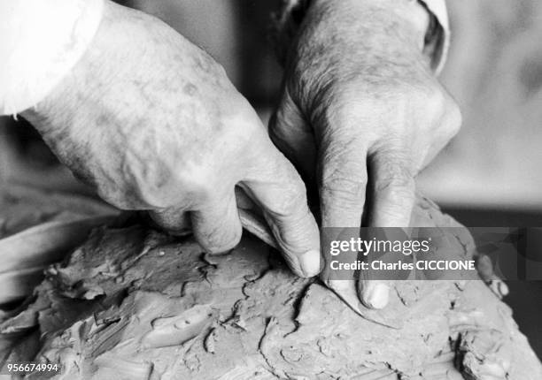 Le sculpteur français Paul Belmondo travaillant dans son atelier, en France.