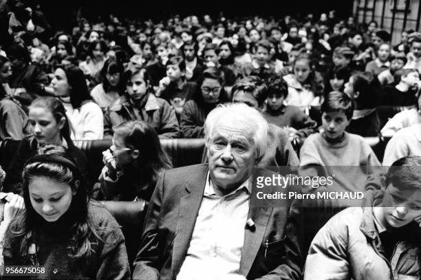 Le physicien français Georges Charpak lors d'une conférence avec des écoliers, en France.