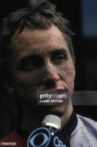 Portrait du coureur cycliste américain Greg LeMond pendant la course Paris-Roubaix, France.