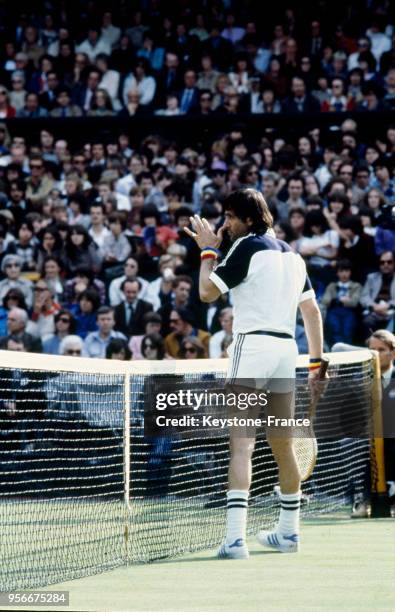 Ilie Nastase faisant une grimace que le court de tennis.