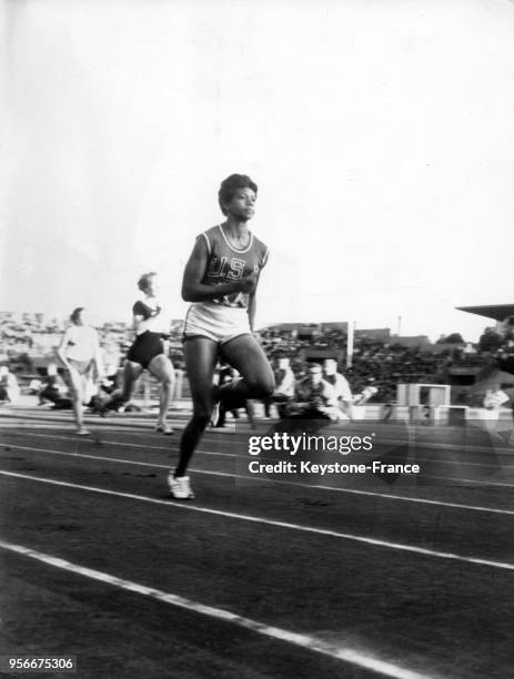 Athlète américaine Wilma Rudolph pendant une course.