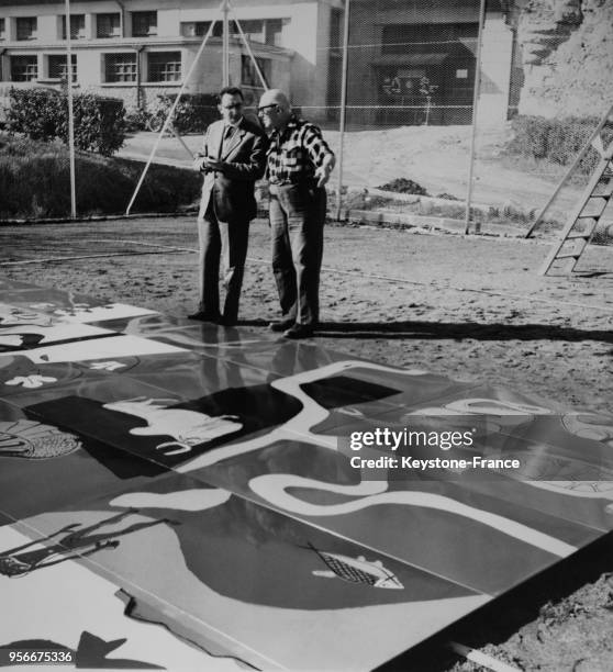 Architecte Le Corbusier explique à un homme ce que représente la peinture, en France.